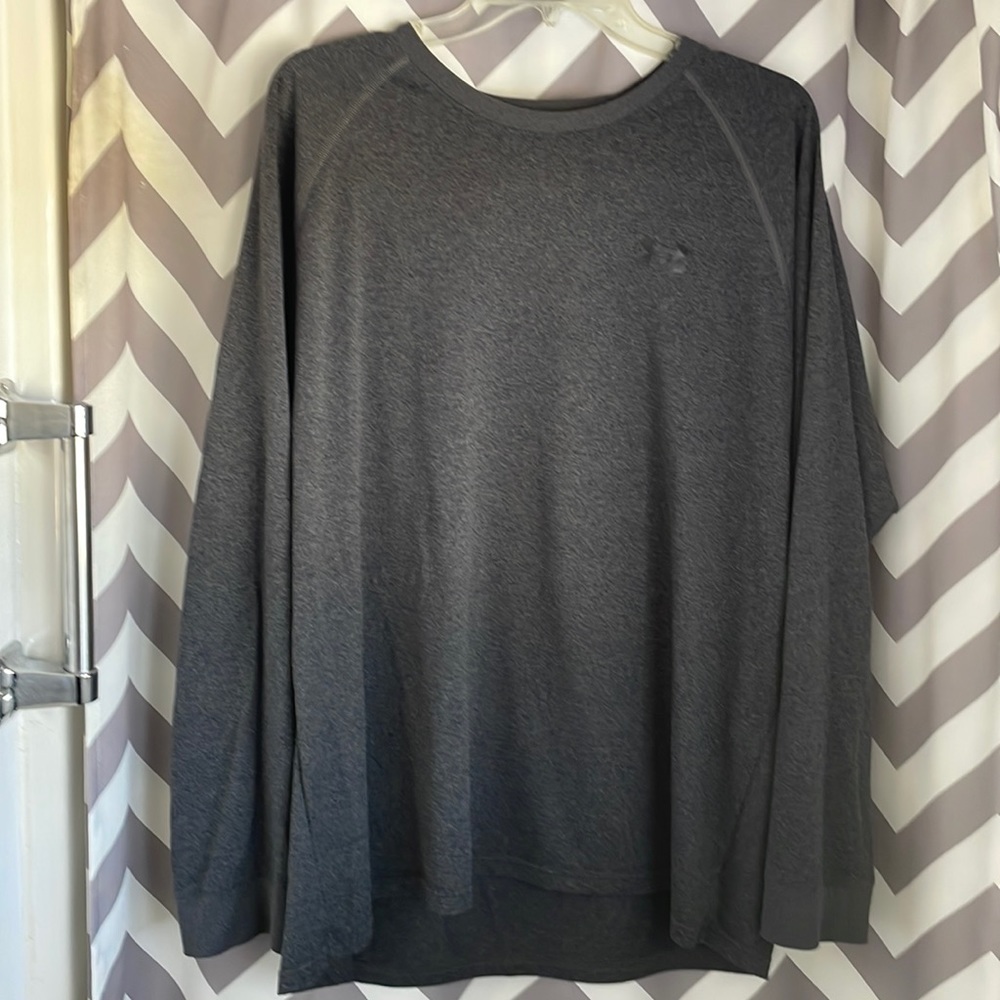 Men’s dark gray under armour shirt